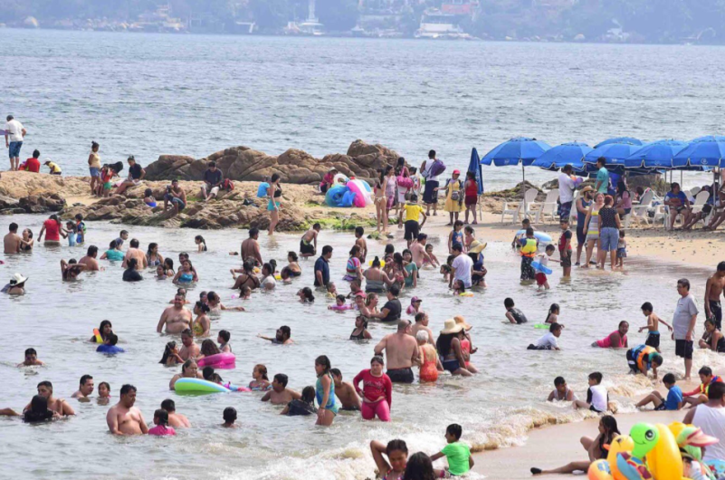 Anuncian que prohibirán acampar en las playas de Acapulco