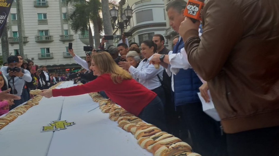 Alcalde parte rosca de reyes y desea feliz año a tampiqueños