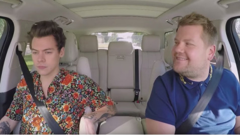 Harry Styles en “Carpool karaoke” con James Corden