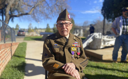 Veterano de la SGM recibe medallas 77 años después