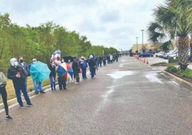 Mexicanos saturan hospitales de vacunación en EU 