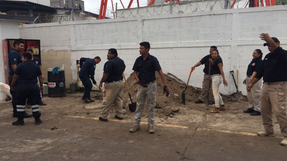 Bomberos reparten más 2 mil costales de arena