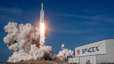 NASA y SpaceX firman acuerdo para compartir datos y evitar colisiones de satélites