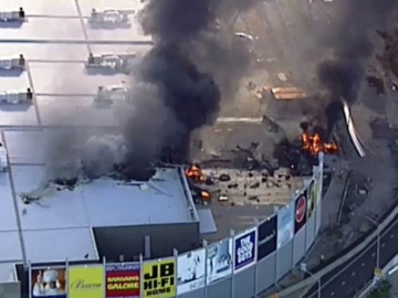 Avioneta se estrella contra centro comercial en Australia