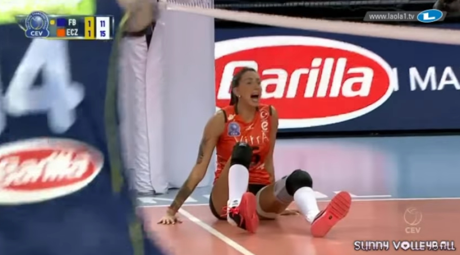 Voleibolista se fractura el tobillo en pleno juego 