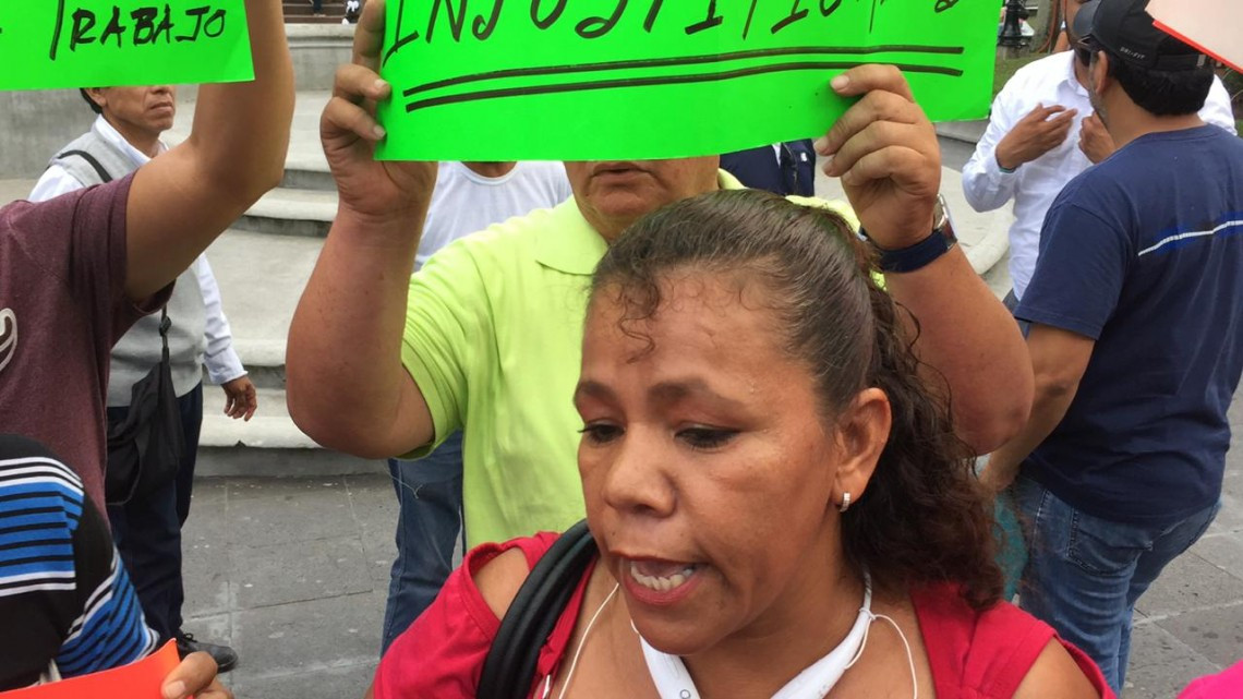 Ex empleados del Ayuntamiento encaran a Gobernador. 