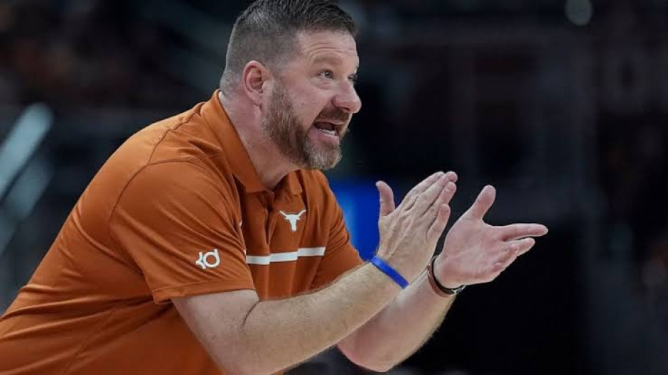 Arrestan a entrenador de Universidad de Texas por violencia intrafamiliar