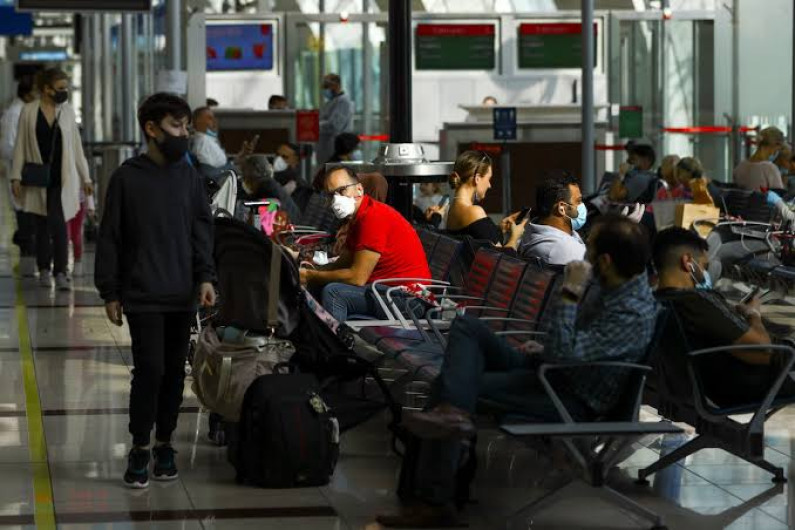 EU exigirá cuarentena a viajeros que lleguen al país