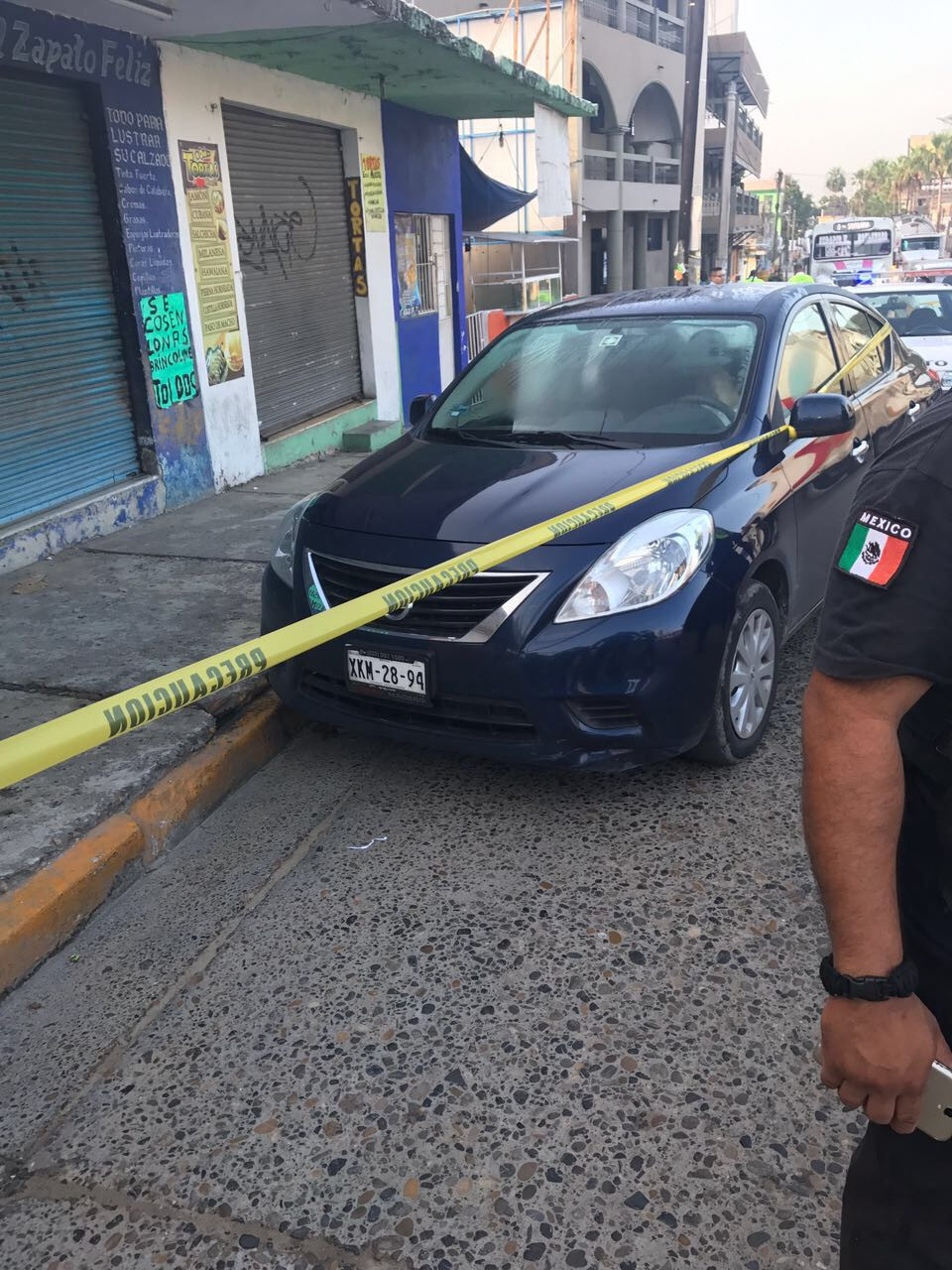 Muere hombre en su carro frente a hospital del IMSS