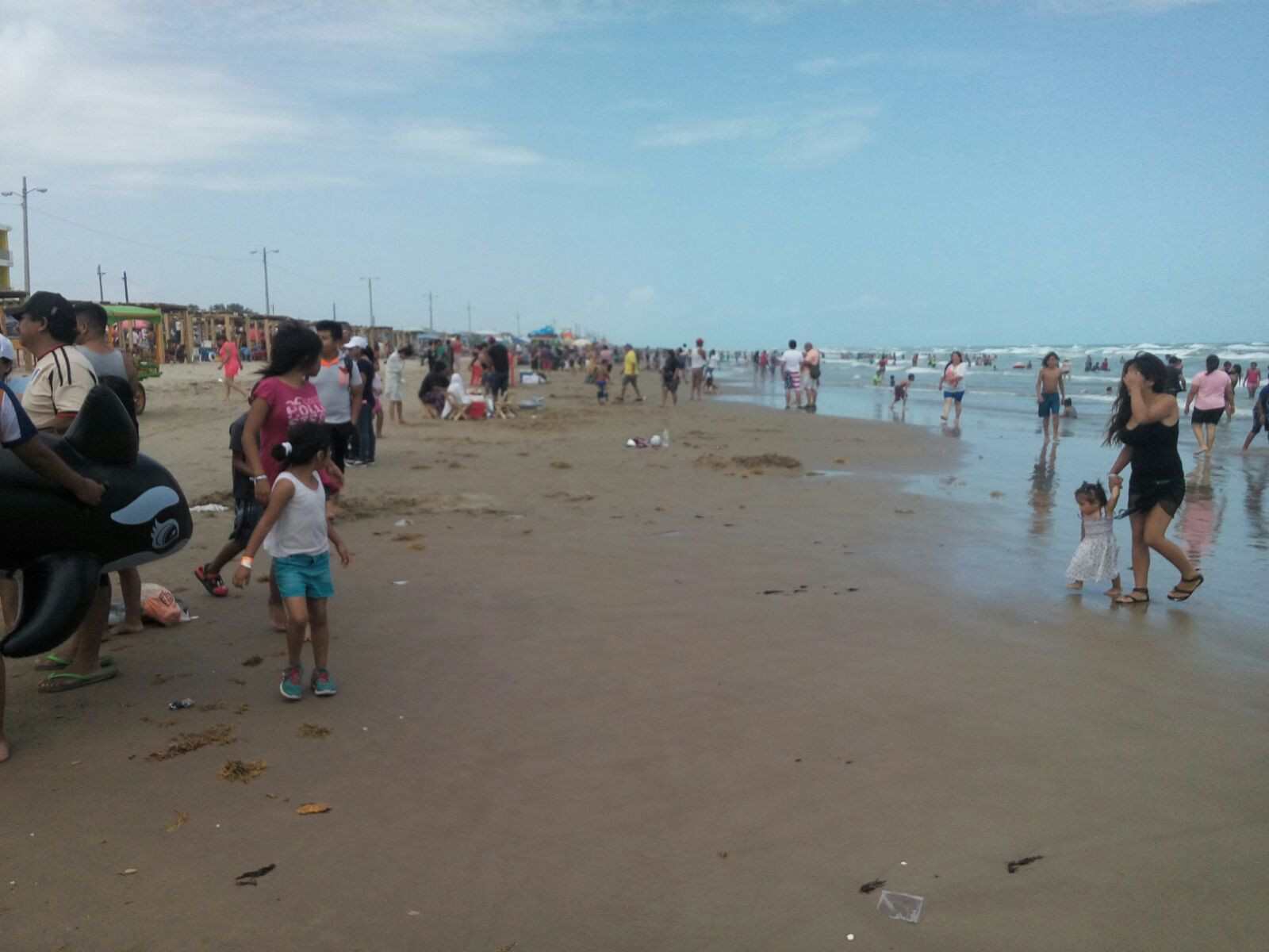 Gran afluencia de visitantes en playa tesoro, en este Viernes Santo.