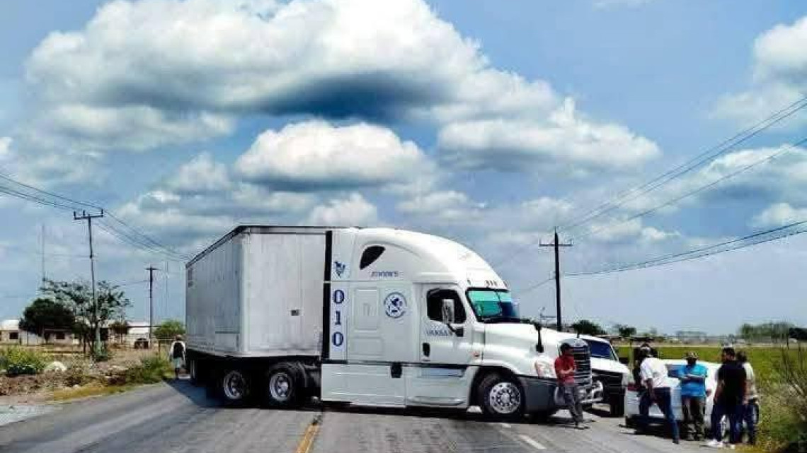 Vendedores de autos bloquean la carretera Matamoros-Victoria: Denuncian extorsiones