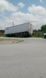 Se hunde caja de tráiler en la Av. Cantinflas