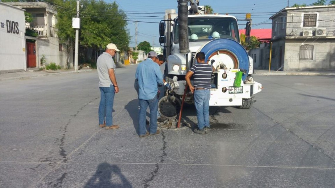 Comapa trabaja con equipo vactor