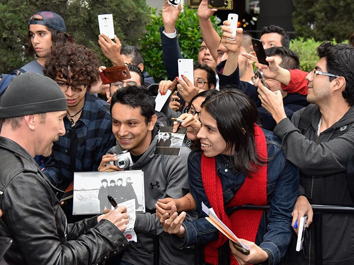 Los U2 saludan a su público antes del concierto