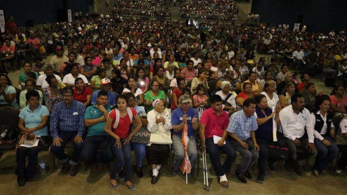 Gerardo Flores y Magdalena Guerra, entregan apoyo del programa "Empleo Temporal"
