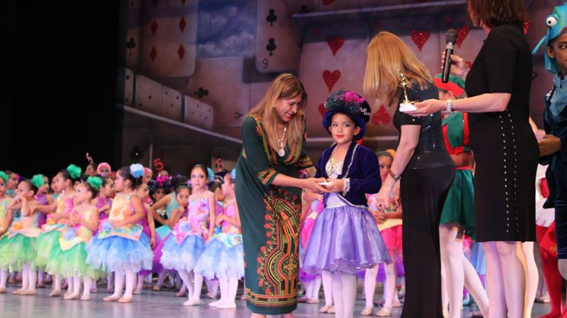 Alcaldesa asiste a presentación del ballet clásico "Alicia en el país de las maravillas"