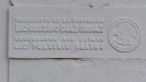 Niños de primaria estudian en el patio de la escuela