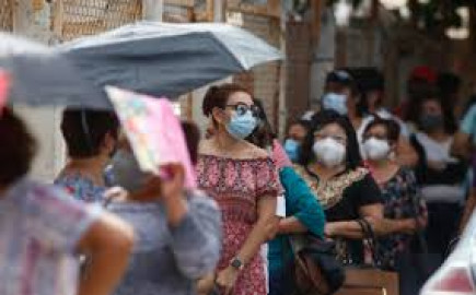 Maestros abarrotan hospital IMSS en Campeche para recibir vacuna contra coronavirus
