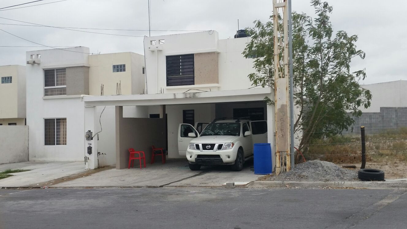 Aseguran vehículo con impactos de bala