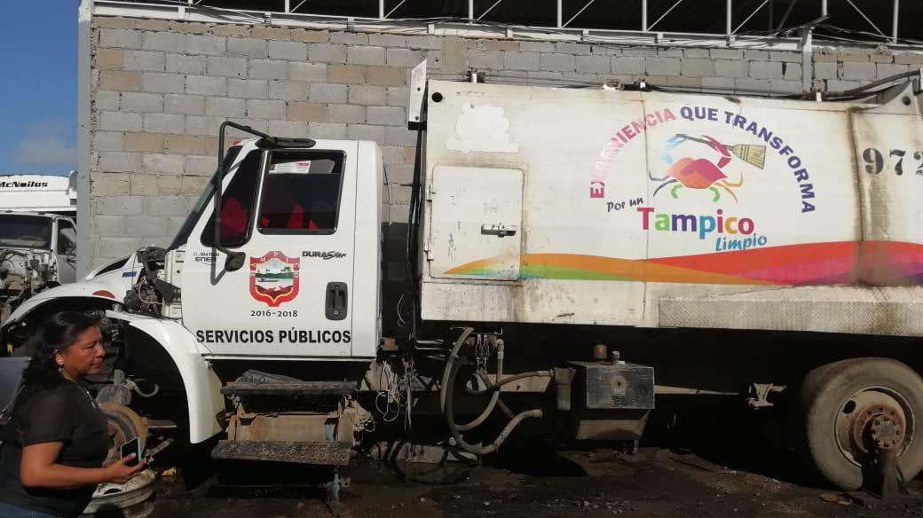 Encuentran camiones de basura saqueados y abandonados 