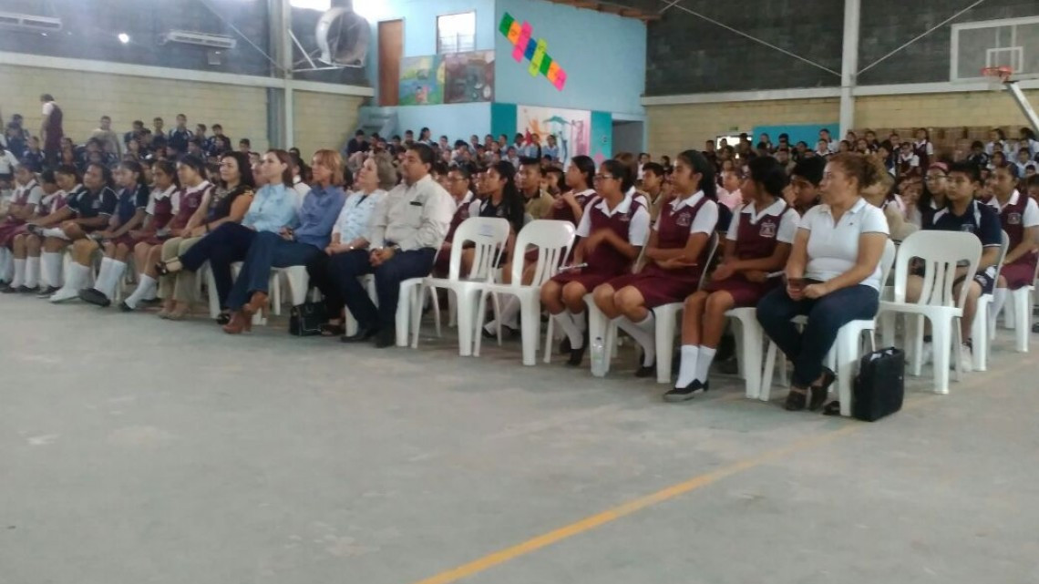 Esgrimista olímpica motiva a estudiantes en Reynosa