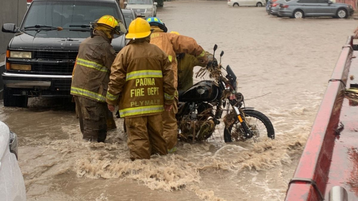 Lluvias desquician tráfico e inundan calles y avenidas en Victoria