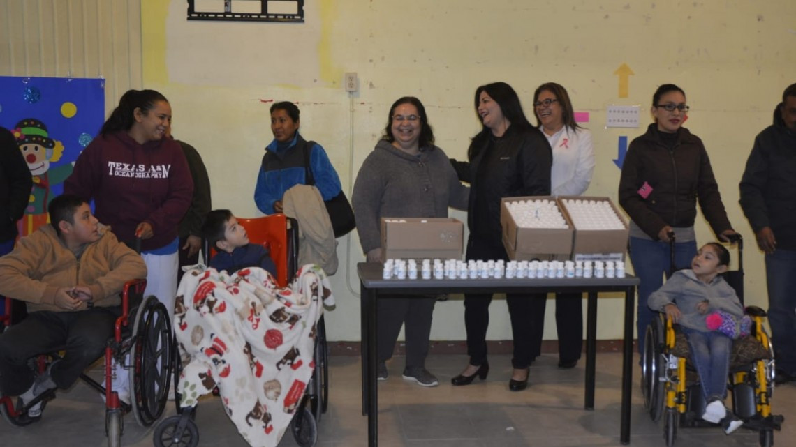 Presidenta del DIF entrega donación a comunidad escolar