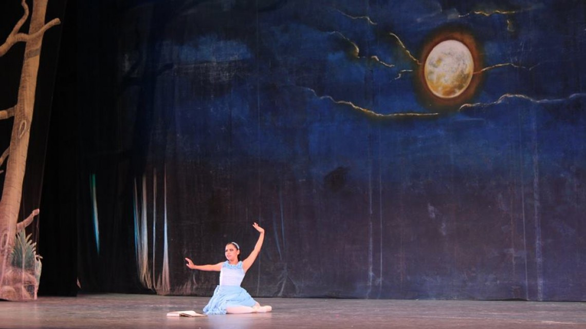 Alcaldesa asiste a presentación del ballet clásico "Alicia en el país de las maravillas"