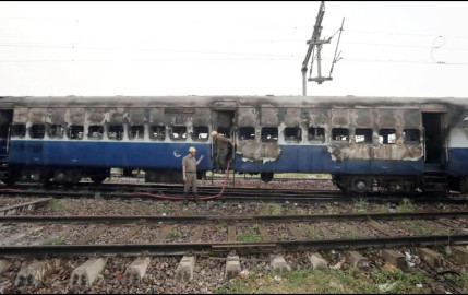 Mueren nueve personas tras incendiarse un vagón de tren en la India