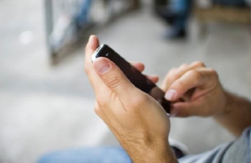 Hombre revisa celular de su vecino y descubre infidelidad de su esposa