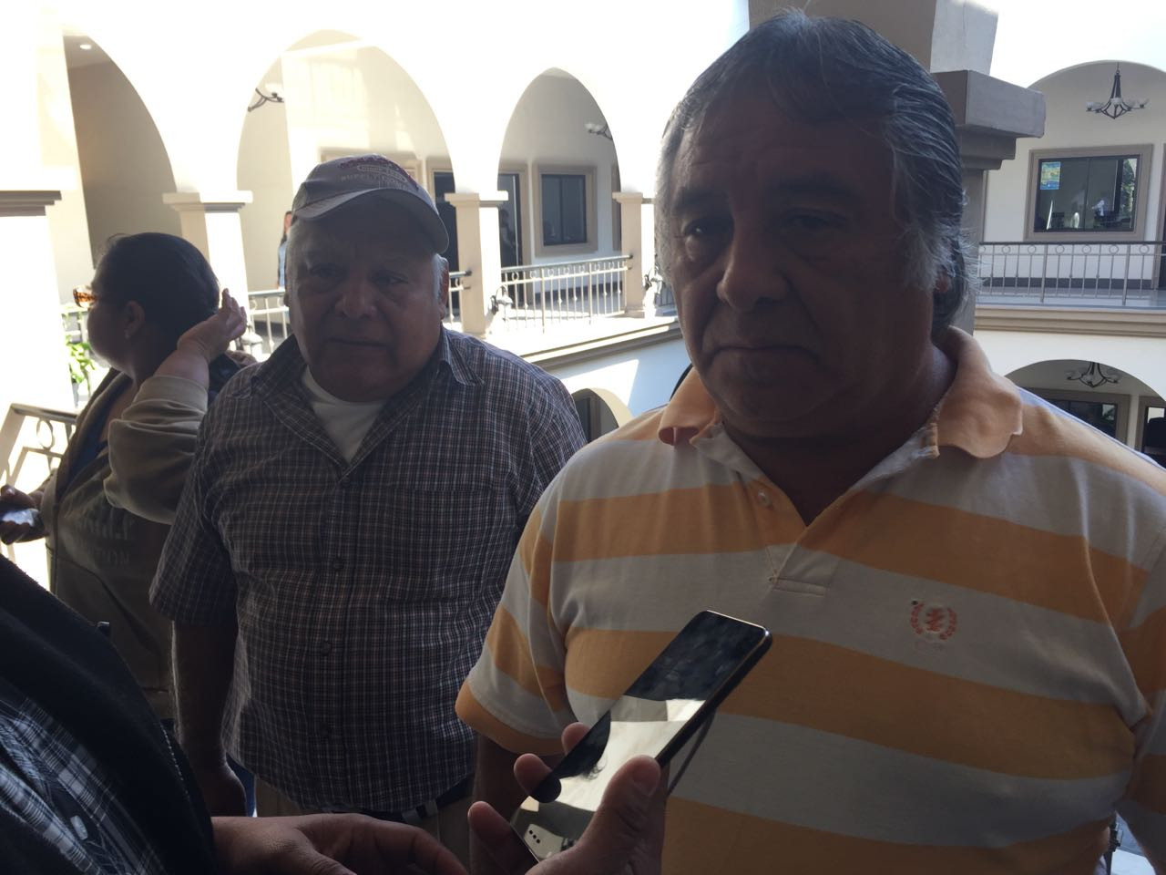 Comerciantes piden reducción en el pago de piso al municipio