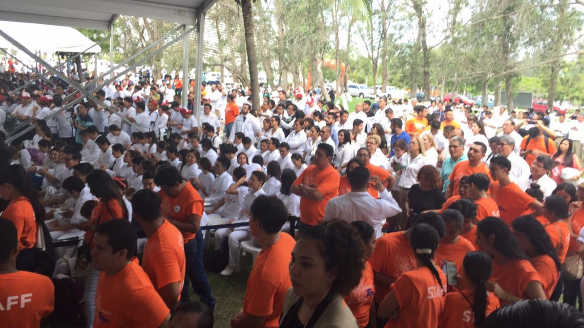 Universitarios cuestionan a gobernador en encuentro estudiantil