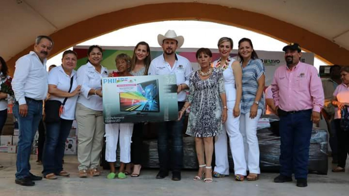 Ayuntamiento realizó festejo por el "Día de las madres"