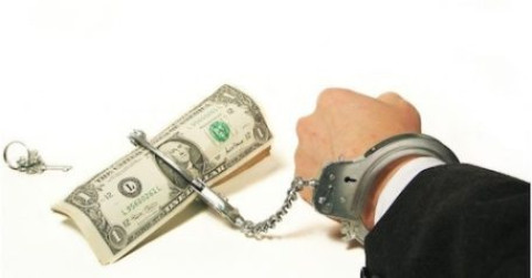 Detienen a mujer por uso Indebido de Atribuciones y Facultades