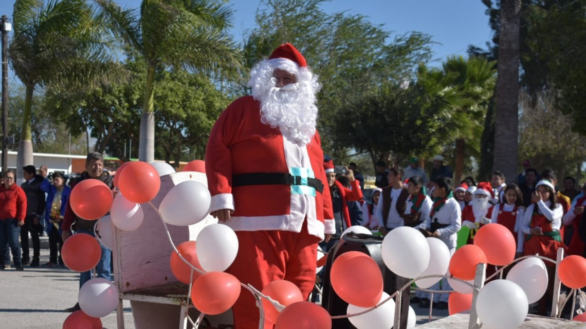Exitoso Desfile Navideño en Santa Apolonia