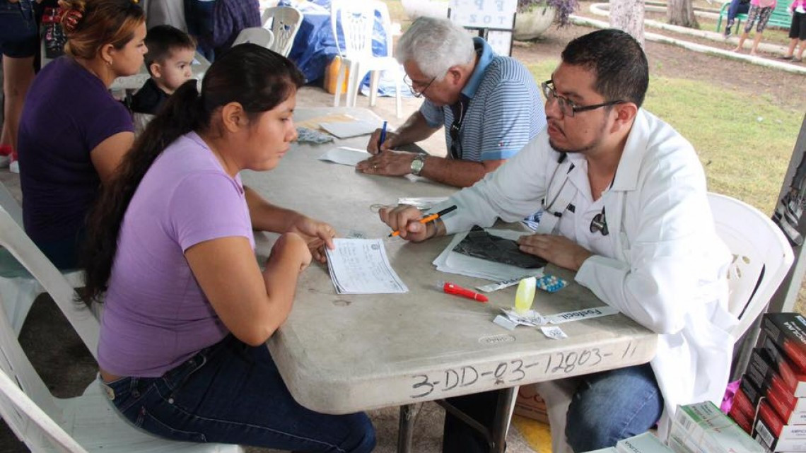 Entregan apoyos a familias de la ciudad
