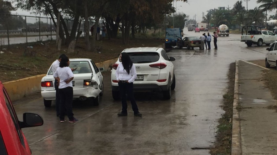 Llovizna genera choques múltiples en la zona sur