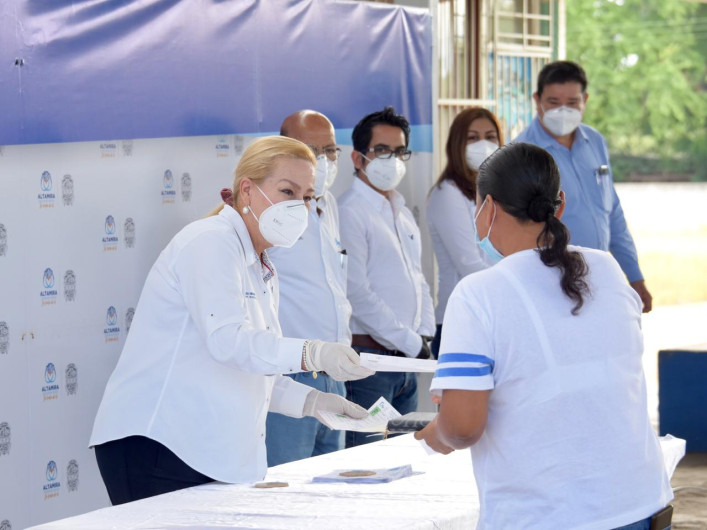 Beneficia Alcaldesa con becas a miles de estudiantes