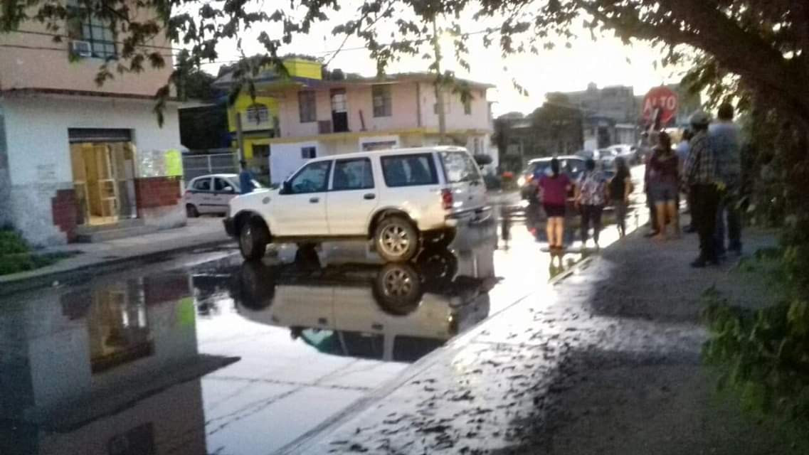Bloquean calles para exigir reparación de fuga de aguas negras