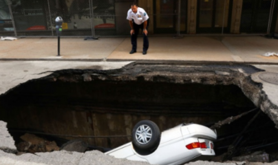 Enorme zanja absorbe un auto