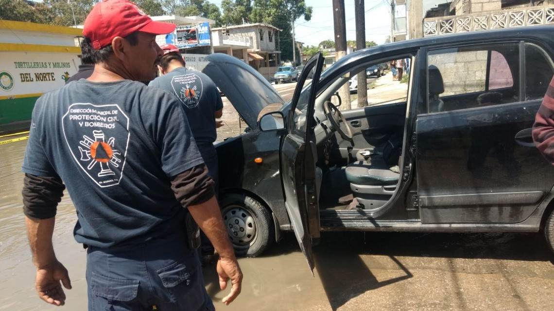 Caen dos vehículos en socavón en Ciudad Madero
