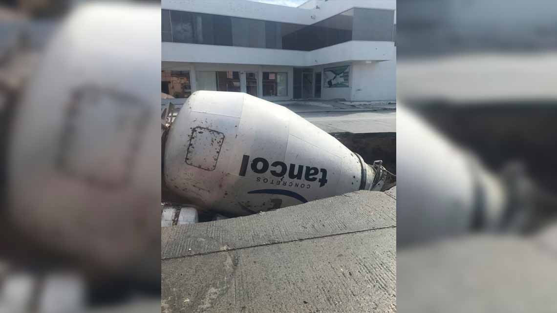 Cae camión en socavón en Sección Lomas