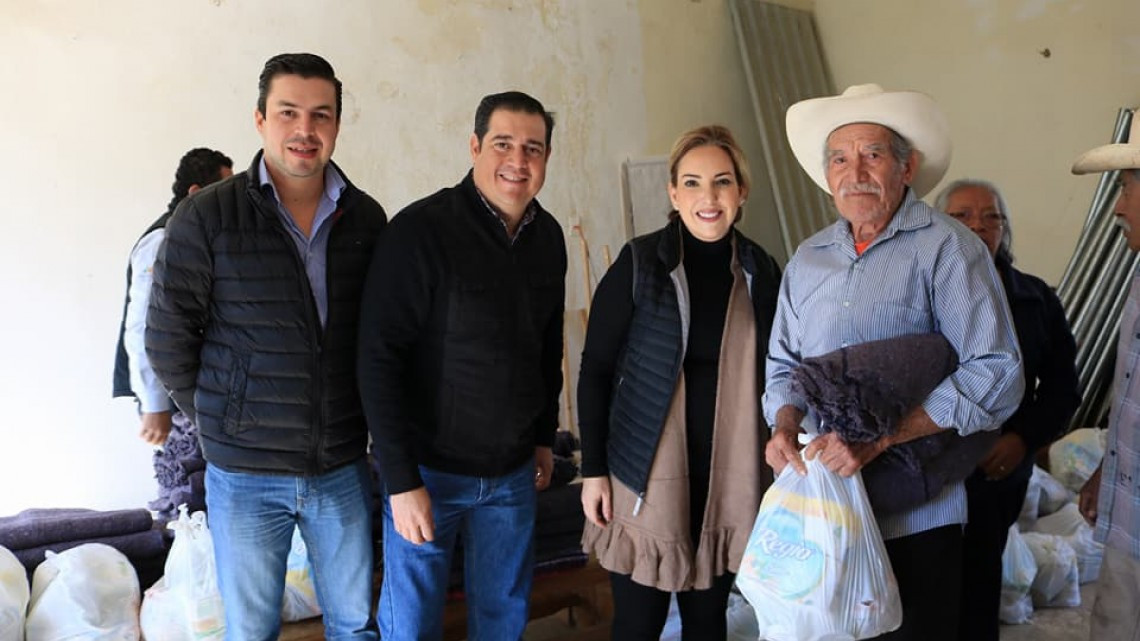 Entregan cobijas de “Abrigando Familias con Amor”