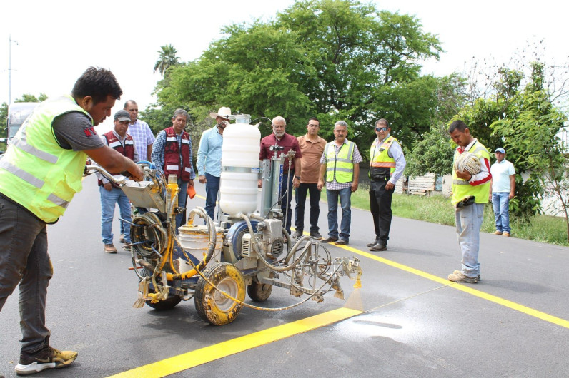 Rehabilita Obras Públicas tramo carretero frente a Padilla
