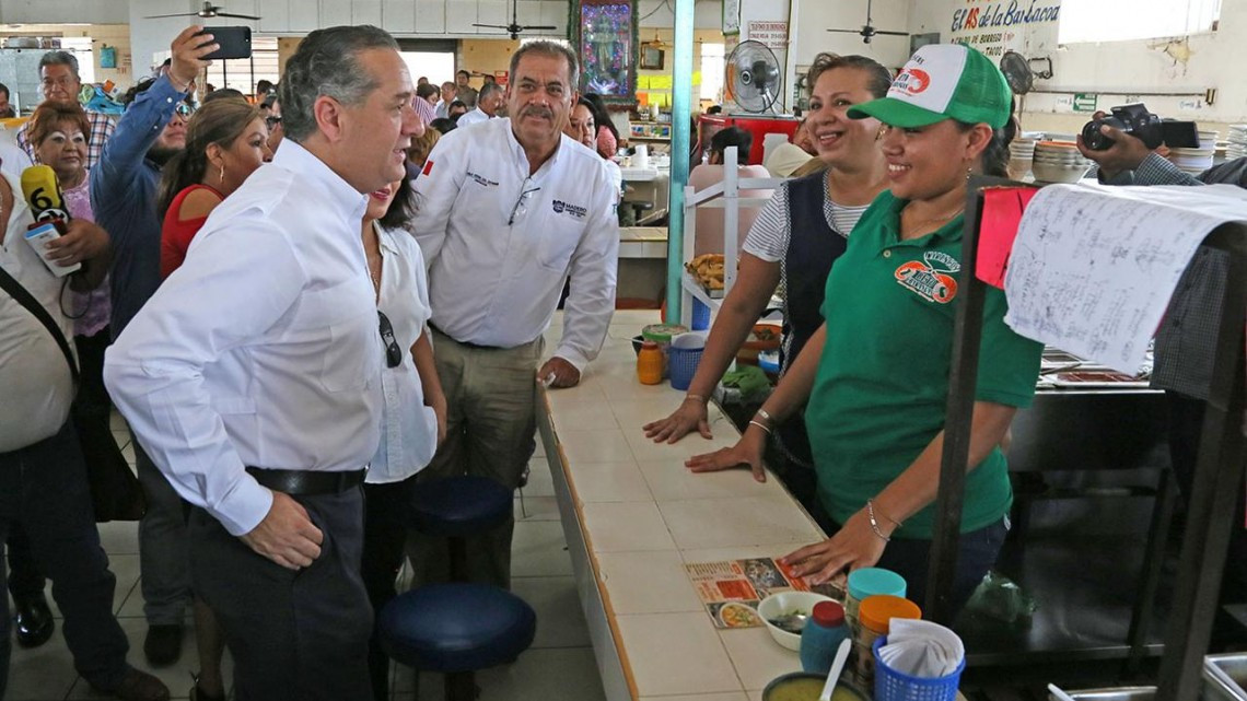 Escucha Adrián Oseguera a Locatarios del Mercado Gastronómico
