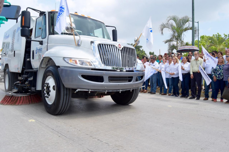 Entrega alcaldesa moderna barredora de recirculación de aire para la limpieza de vialidades