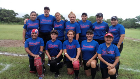 Compiten tamaulipecas por campeonato de Sóftbol