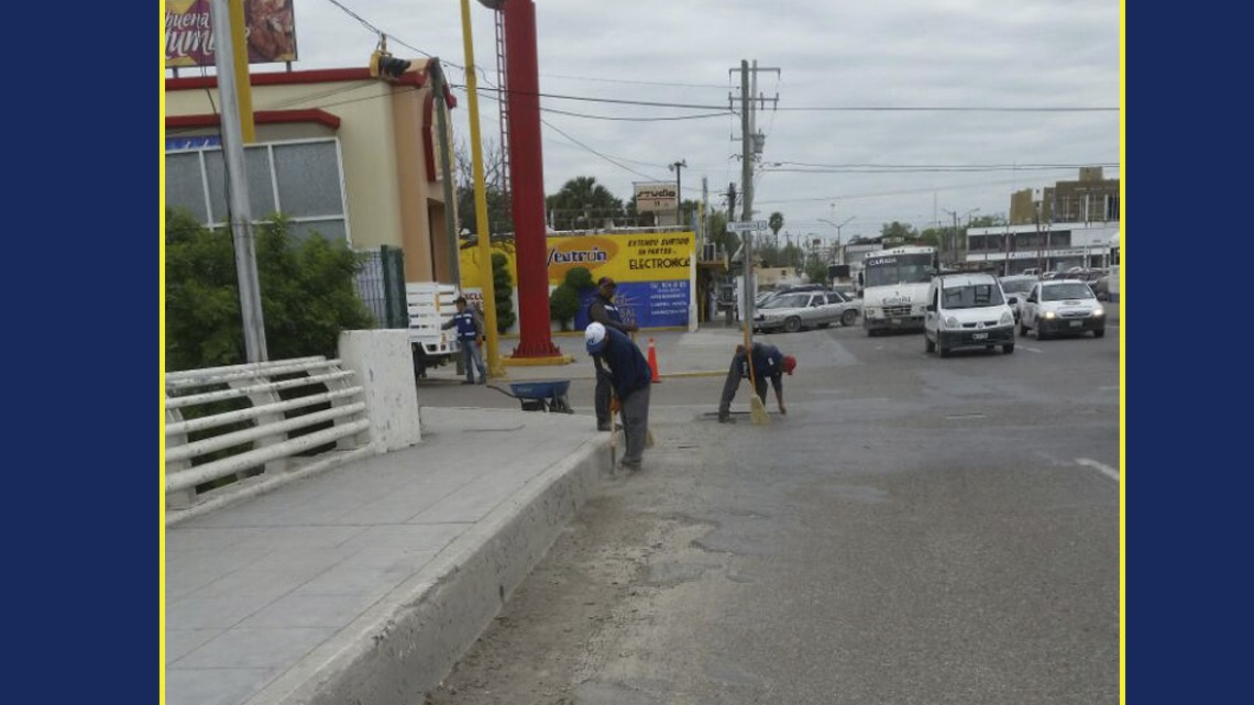 Limpian cuadrillas municipales puentes vehiculares