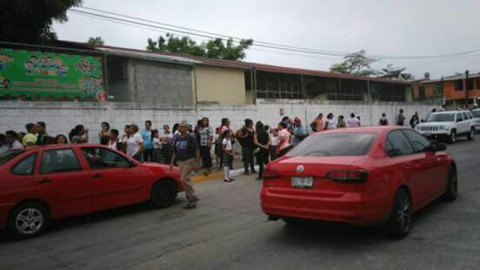 Padres de familia cierran escuela en Tampico 