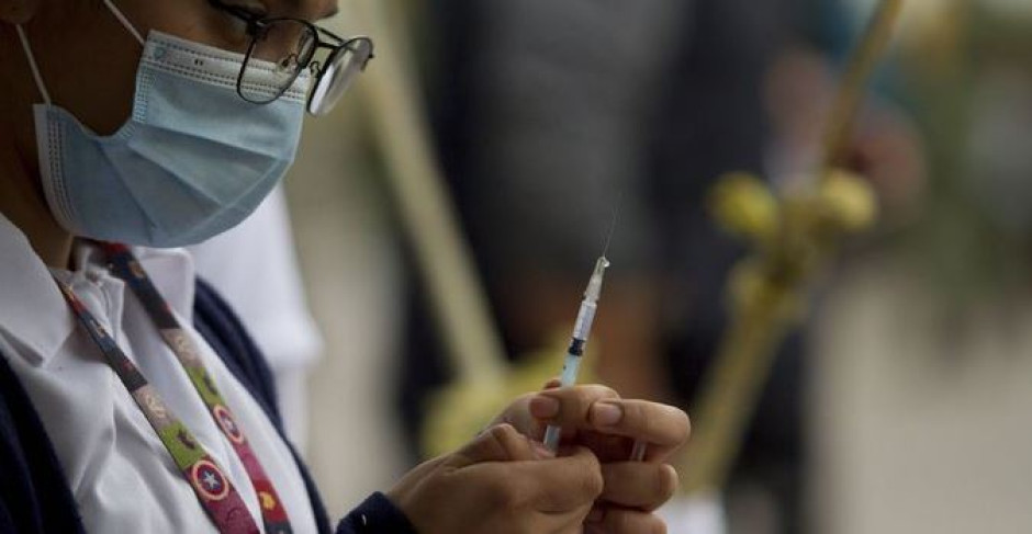 Doctora que tuvo reacción adversa tras recibir la vacuna contra COVID-19 evoluciona favorablemente